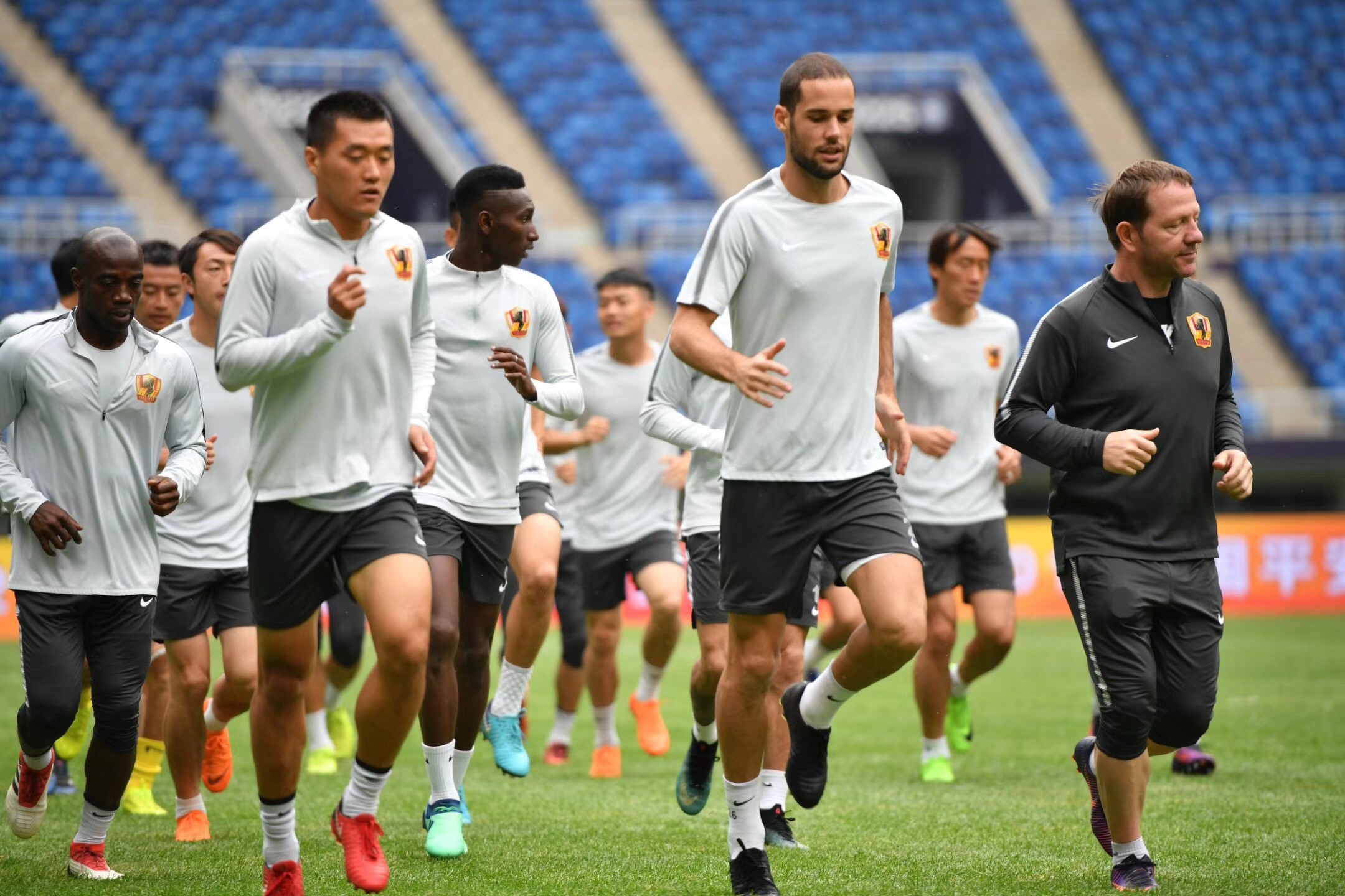 半岛体育官网入口注册-德国杯赛程吃紧，巴塞罗那冲刺阶段主帅复盘，压力陡增，训练强度明显提升