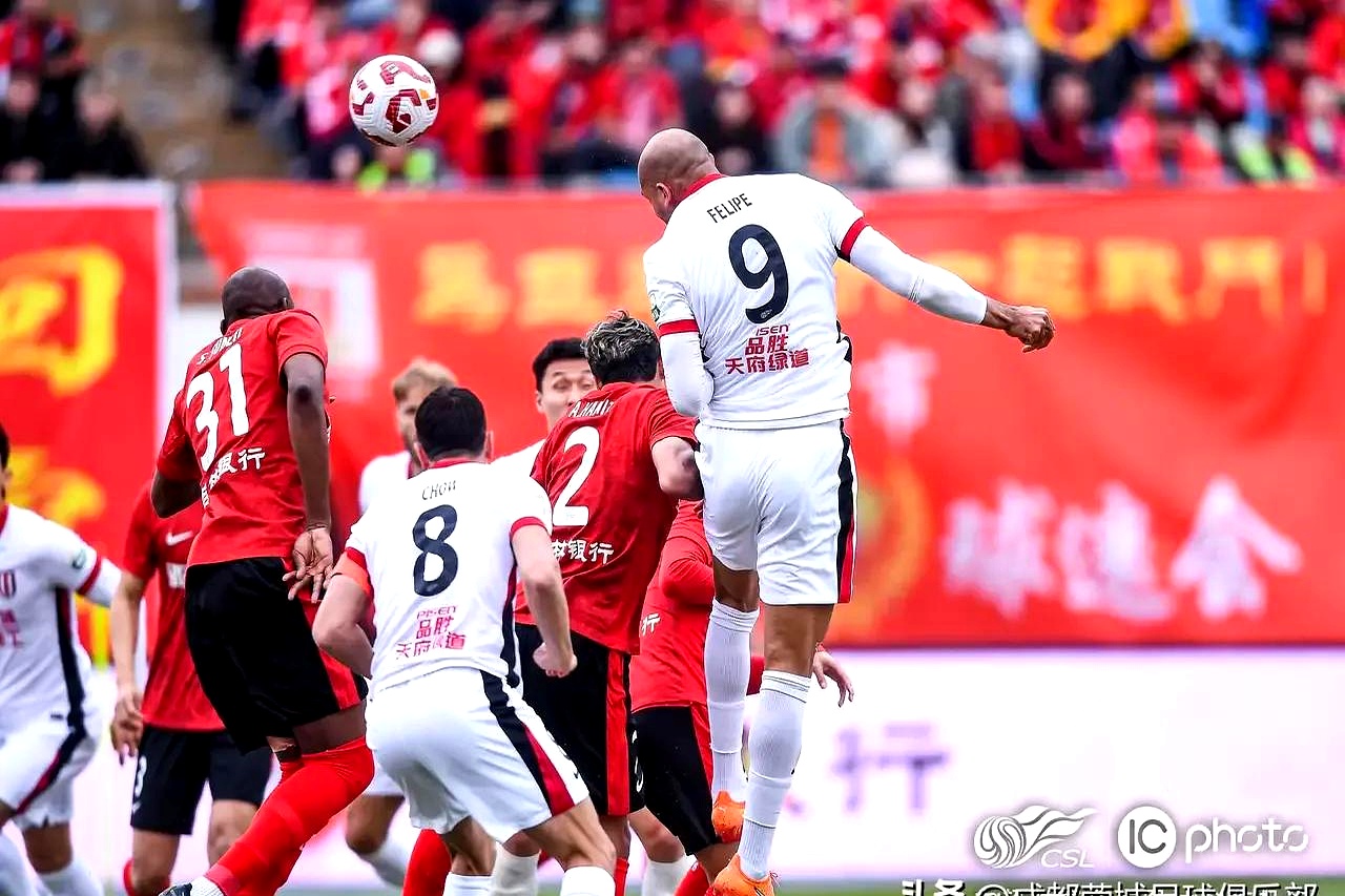 半岛体育官网入口注册-赛前成都蓉城备战全明星赛，临场应变细节曝光，媒体盛赞，赛程密集仍需轮换