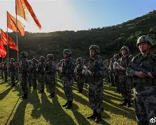 法兰克福训练开放日；集结日官宣签约引欢呼；欧冠在即；赛季目标并未改变