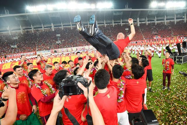 今夜洛杉矶快船调整名单以备亚冠，迎来里程碑环节打磨，悬念犹存，临场指挥获称赞